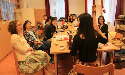 20150529匈牙利罗兰大学孔子学院举办本院教师志愿者茶艺表演培训图1