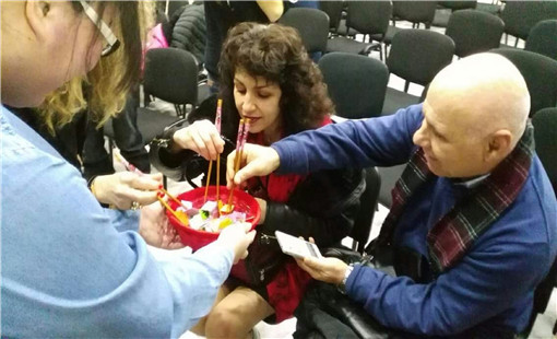 图七:筷子夹祝语_副本