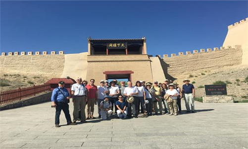 图片4:参观嘉峪关长城_副本