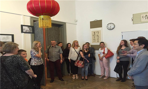 照片1:韩新忠院长为中国印象画展开幕致辞_副