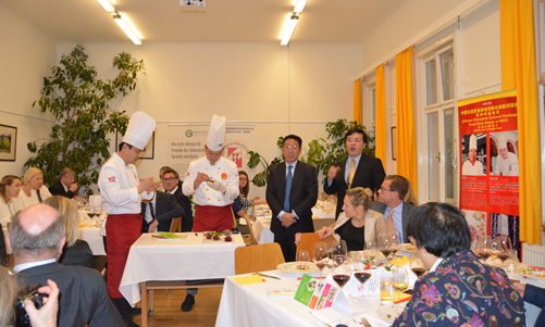 20160509-11中国味道芬芳音乐之都——维也纳大学孔子学院举办中国美食表演及品鉴会图3