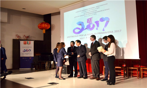 李瑞宇大使为学生颁发hsk考试证书_副本