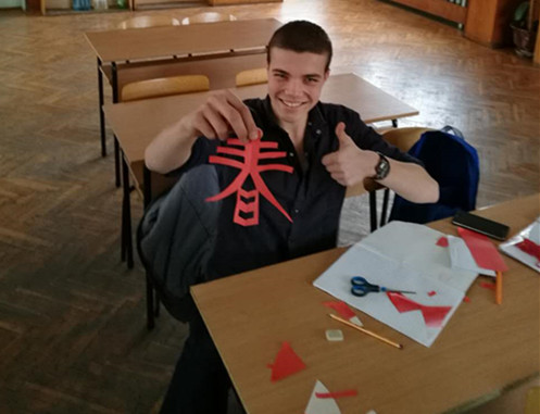 图一:学剪纸,迎新春_副本