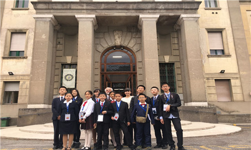 小大使在学校楼前合影_副本