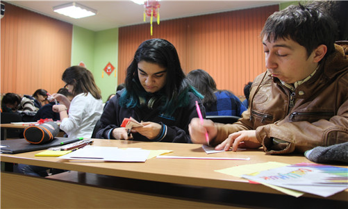 图4-学生家长专心致志学剪纸_副本