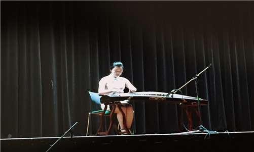 图三:孔院志愿者张悦古筝独奏_副本