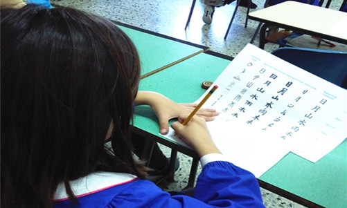 认真听课的小学生_副本