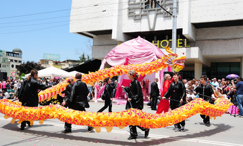 20140608索非亚孔子学院参加保加利亚玫瑰节国际大游行图2