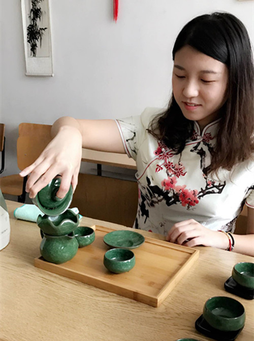 图三:志愿者马道远表演茶艺_副本