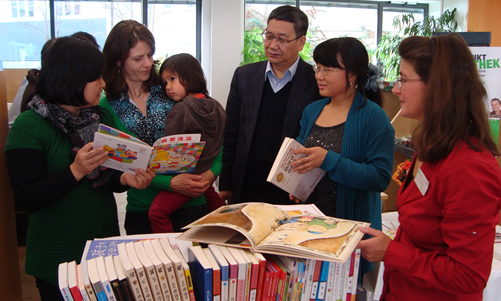 20131025德国慕尼黑孔子学院捐资赞助弗莱辛市图书馆购买汉语图书图1
