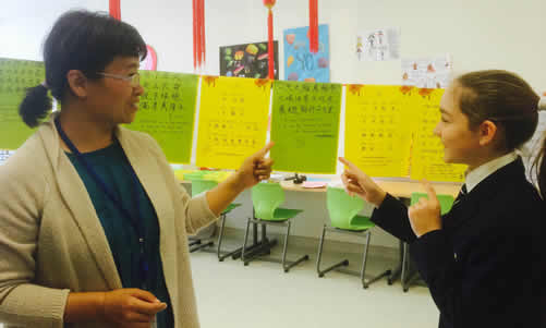 扎耶德大学孔子学院教学点布莱顿阿莱因分校举办元宵节灯谜活动图1