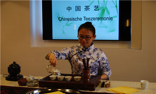 慕尼黑孔子学院志愿者周韵在表演茶艺_副本