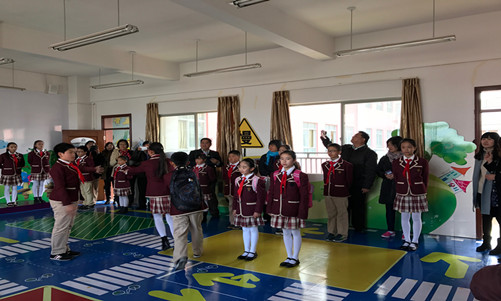 校长团观看东华小学的交通示范课