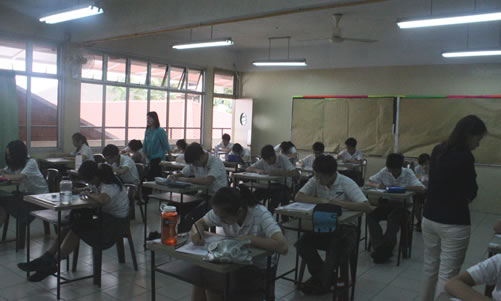 20130907马来亚大学孔子汉语学院举办汉语水平考试图1