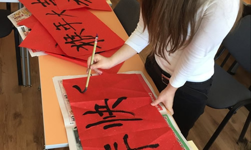 20160127保加利亚索非亚孔子学院教学点普罗夫迪夫数学高中举办春节文化活动活动图1