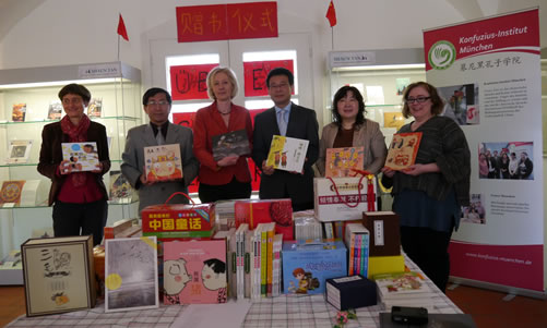 20130418慕尼黑孔子学院向慕尼黑国际青少年图书馆赠书图1