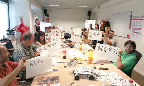20150717意大利罗马大学孔子学院举办文化走天涯系列之意大利华为公司书法体验活动图1