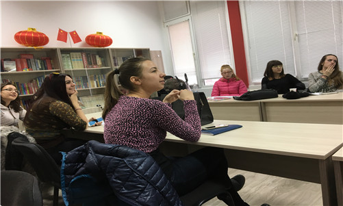 图一:学生们聚精会神听课_副本