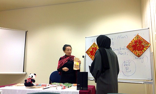 20150426阿联酋扎耶德大学孔子学院迪拜校区进行汉语趣味教学活动图1