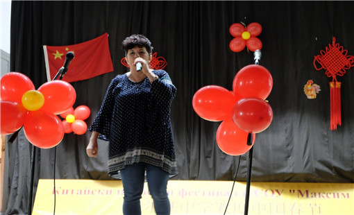图五:本土汉教丹妮演唱粤语歌《光辉岁月》_副本