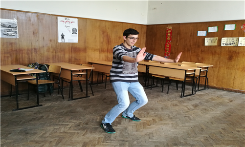 图1-学生巴维尔认真练习太极拳