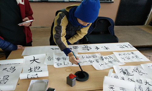 3-老师指导学生蘸墨_副本