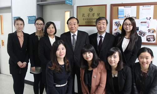 20121115韩国驻上海首任总领事和韩外大孔子学院师生座谈图3