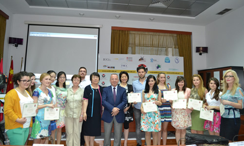 20140610地拉那大学孔子学院举办初级汉语班结业证书颁发典礼图1