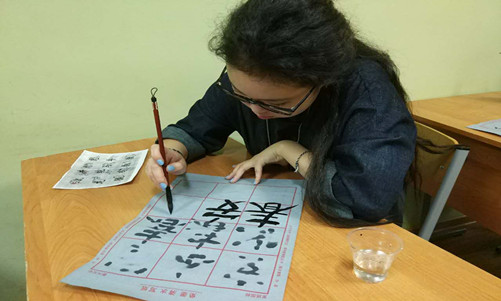 图二-学生现场练习书法