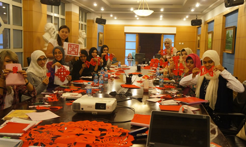 20140802扎耶德大学孔子学院组织扎耶德大学女生团来华夏令营图1