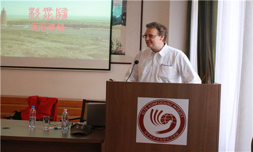 图一-索罗宁教授在演讲_副本