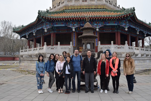 照片三:学生们在成都参观了古色古香的寺庙