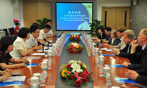 20120619奥坎大学董事会主席贝克•奥坎一行访问我校图1