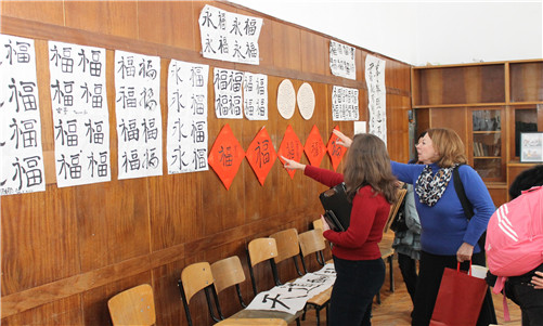 4-书法兴趣班学生的作品吸引了参观者驻足观看_副
