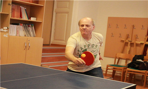 20170323罗兰大学孔院师生乒乓球友谊赛-一名五十多岁学