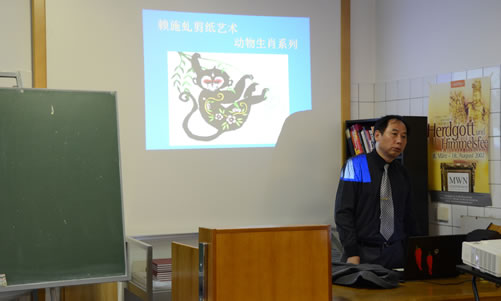 20120911维也纳大学孔子学院与奥中友协联合举办中国剪纸和刺绣艺术展图2