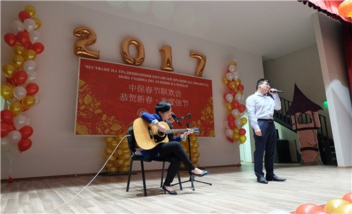 图七:孔子学院教师吉他弹唱中保歌曲串烧_副本