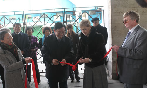 110331-0410杨学义书记率团出访俄罗斯韩国2杨学义书记和莫斯科国立语言大学共同为孔子学院剪彩