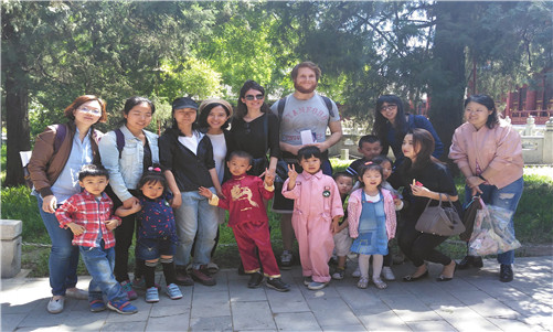 罗马大学学生和小导游一起游览国子监_副本