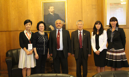 韩震书记会见索非亚大学校长、罗兰大学副校长图2