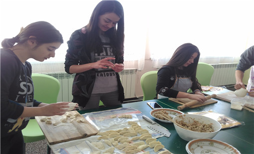 图三:八年级学生包饺子_副本