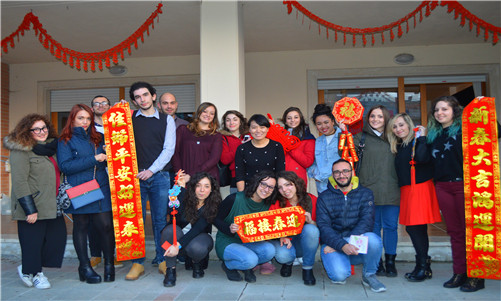 图西亚大学孔子课堂师生拜年图片_副本