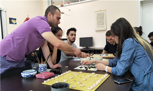 图三:狄米特老师指导学生下围棋_副本