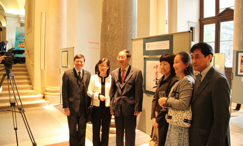 20110419维也纳大学孔子学院举行“中国汉字”图片、图书展 图3