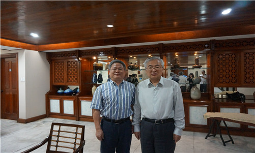 与中国驻菲律宾大使馆文化参赞潘峰会谈_副本