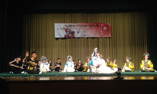 20150612马来西亚马来亚大学孔子学院学生赴中国戏曲学院交流图1