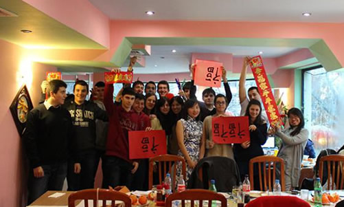 20140125保加利亚索非亚孔子学院教学点瓦尔纳市数学高中举行马年新春文化体验日图2