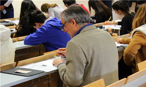 学生正在填写答题卡_副本