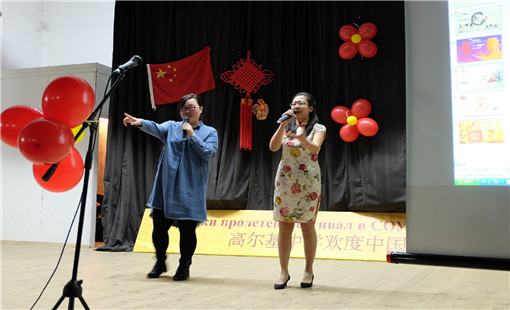 图四:中国老师任治叶、韩玮合唱《窗外》_副本