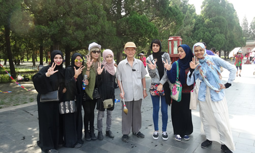 2014年8月6日扎耶德大学女生夏令营的学生在天坛和地书老人合影